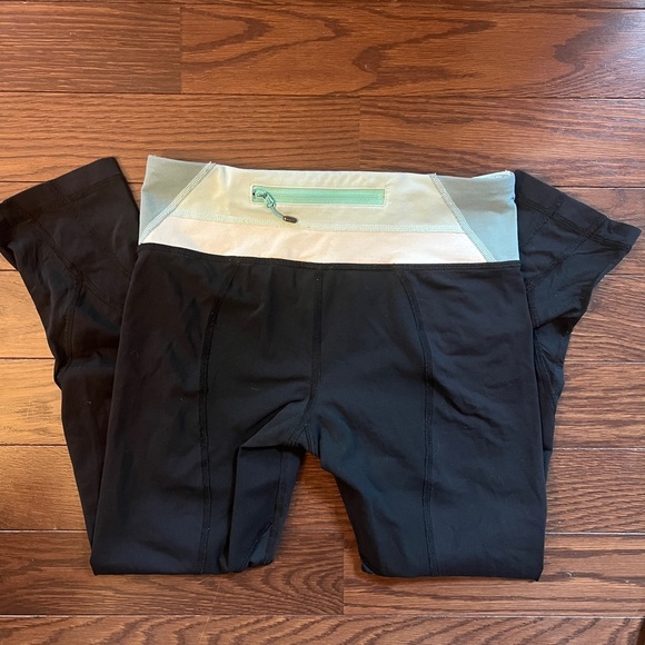 Women’s Lululemon Size 4 23” Cropped Black Running Workout Leggings - Picture 6 of 9